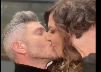 Τι….Τρέχει; Κατερίνα Ζαρίφη και Θεοχάρης Ιωαννίδης φιλιούνται με πάθος στο στόμα[video]