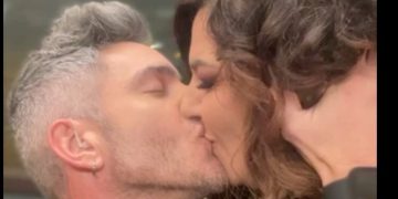 Τι….Τρέχει; Κατερίνα Ζαρίφη και Θεοχάρης Ιωαννίδης φιλιούνται με πάθος στο στόμα[video]