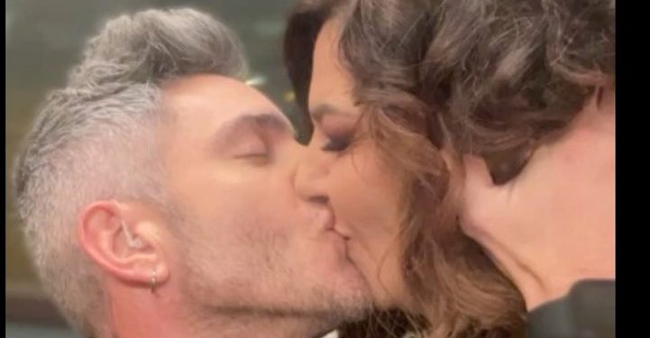 Τι….Τρέχει; Κατερίνα Ζαρίφη και Θεοχάρης Ιωαννίδης φιλιούνται με πάθος στο στόμα[video]