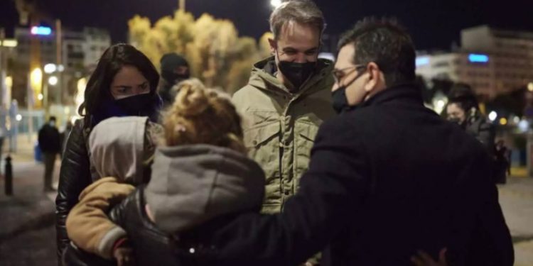 Alldaynews.gr Ο Κυριάκος Μητσοτάκης επισκέφτηκε αστέγους στο λιμάνι του Πειραιά