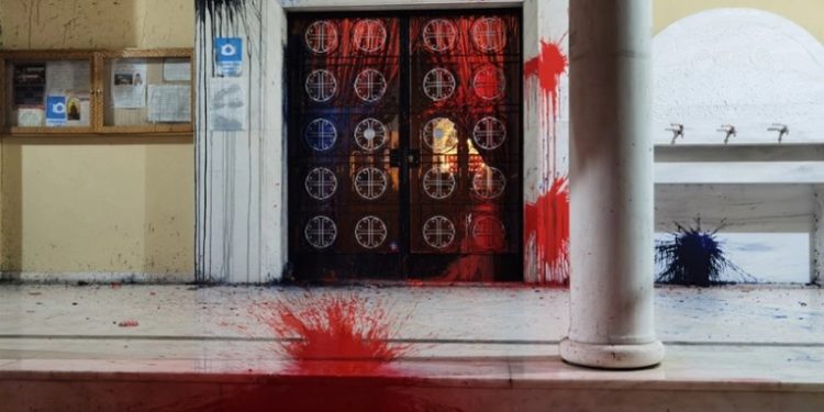 Βανδάλισαν την εκκλησία στα Κάτω Πατήσια όπου λειτουργούσε ο σάτυρος ιερέας[photos]