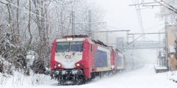 Alldaynews.gr Σύγκρουση τρένου με εκχιονιστικό μηχάνημα στη Λιβαδειά-Τραυματίστηκαν Επιβάτες