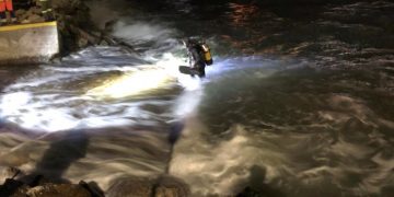 Τραγωδία Νωρίτερα: Αυτοκίνητο με επιβάτες έπεσε στη θάλασσα και το ΚΑΤΑΠΙΑΝ τα κύματα[photos][video]