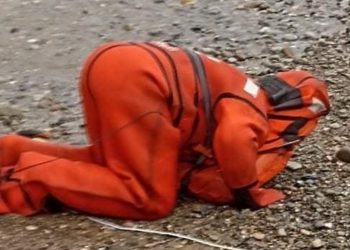 Κρήτη: Ναυαγός βγαίνει στη στεριά και φιλάει την άμμο[photos]