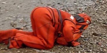 Κρήτη: Ναυαγός βγαίνει στη στεριά και φιλάει την άμμο[photos]