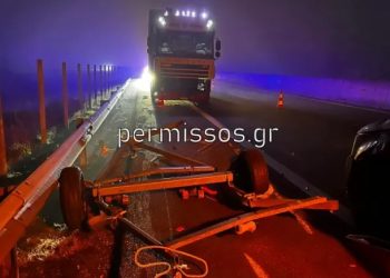 Νταλίκα τράκαρε με βάρκα στην Εθνική Οδό