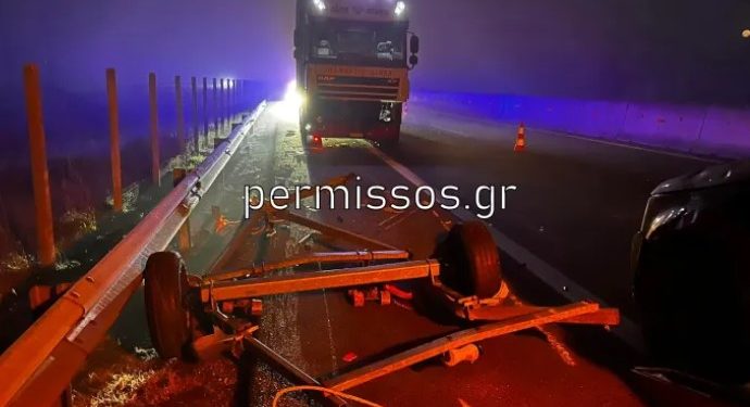 Alldaynews.gr Νταλίκα τράκαρε με βάρκα στην Εθνική Οδό