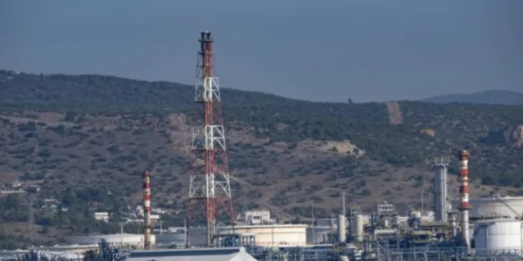 Alldaynews.gr Φωτιά μικρής έκτασης ξέσπασε στα διυλιστήρια Ελευσίνας, έχει τεθεί υπό πλήρη έλεγχο