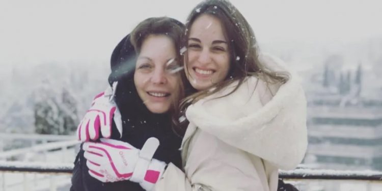 Η Άντζελα Γκερέκου και η Μαρία Βοσκοπούλου φωτογραφίζονται αγκαλιά στα χιόνια