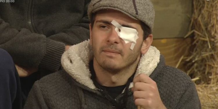 Φάρμα: Ατύχημα για τον Κουτσαβάκη-Ο αυτοτραυματισμός στο μάτι[video]