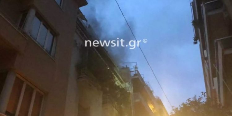 Κολωνάκι: Γυναίκα κάηκε ζωντανή μέσα στο σπίτι της-”Δεν μπόρεσα να την σώσω”, λέει ο γιός της