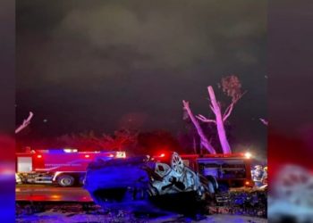 Σοβαρό τροχαίο στη Λ. Ποσειδώνος – Τυλίχτηκε στις φλόγες αυτοκίνητο με τρεις επιβάτες[video]