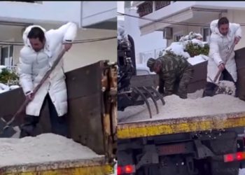 Χίλια Μπράβο!! Ο Δήμαρχος Γαλατσίου σε καρότσα φτυαρίζει αλάτι στους παγωμένους δρόμους