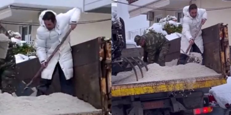 Alldaynews.gr Χίλια Μπράβο!! Ο Δήμαρχος Γαλατσίου σε καρότσα φτυαρίζει αλάτι στους παγωμένους δρόμους