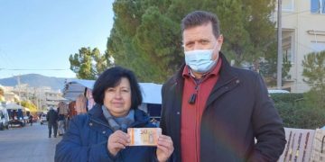 Υπάρχει ακόμα Ανθρωπιά: Πωλήτρια στη λαϊκή αγορά βρήκε 5.000 ευρώ και τα παρέδωσε στην αστυνομία