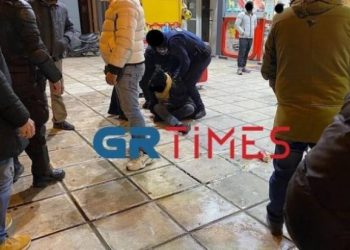 Θεσσαλονίκη: Συνελήφθη αλλοδαπός που απείλησε με γυαλί υπάλληλο και θαμώνες ταχυφαγείου