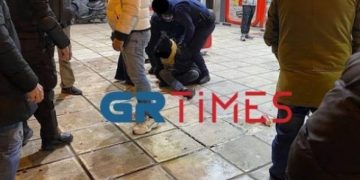 Alldaynews.gr Θεσσαλονίκη: Συνελήφθη αλλοδαπός που απείλησε με γυαλί υπάλληλο και θαμώνες ταχυφαγείου