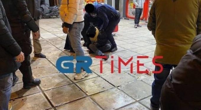Alldaynews.gr Θεσσαλονίκη: Συνελήφθη αλλοδαπός που απείλησε με γυαλί υπάλληλο και θαμώνες ταχυφαγείου