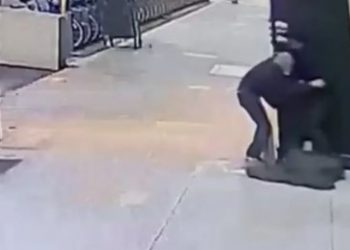 Πήγε να σκεπάσει με παλτό άστεγο που κοιμόταν στο πεζοδρόμιο κι αυτός… τον λήστεψε!