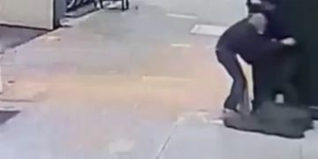 Πήγε να σκεπάσει με παλτό άστεγο που κοιμόταν στο πεζοδρόμιο κι αυτός… τον λήστεψε!