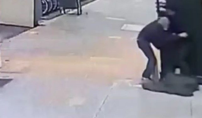 Πήγε να σκεπάσει με παλτό άστεγο που κοιμόταν στο πεζοδρόμιο κι αυτός… τον λήστεψε!