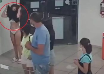 Έμεινε με τα εσώρουχα για να κάνει το φόρεμα της μάσκα για τον κορονοϊό[video]