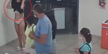 Έμεινε με τα εσώρουχα για να κάνει το φόρεμα της μάσκα για τον κορονοϊό[video]