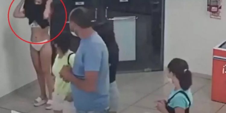 Έμεινε με τα εσώρουχα για να κάνει το φόρεμα της μάσκα για τον κορονοϊό[video]