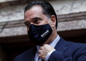 Ο Μόσιαλος και δημοσιογράφος του Bloomberg διαψεύδουν τον Άδωνι που λέει ότι τα δωρεάν Rapid Test στην Αγγλία κοστίζουν 30 λίρες