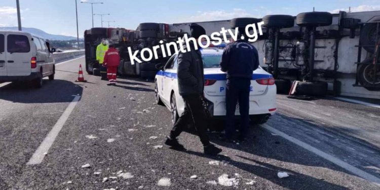 Νταλίκα ανετράπη στην E.O. Αθηνών – Kορίνθου: Πώς γλίτωσε ο οδηγός (φωτο)