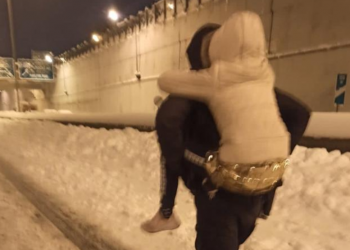 Το “ευχαριστώ” του πατέρα της 11χρονης στον αστυνομικό – Την κουβάλησε στην πλάτη “λες και ήταν παιδί του” (video)