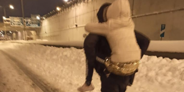 Alldaynews.gr Το “ευχαριστώ” του πατέρα της 11χρονης στον αστυνομικό – Την κουβάλησε στην πλάτη “λες και ήταν παιδί του” (video)