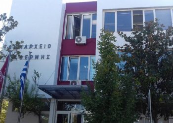 Θεσσαλονίκη: Επεισόδιο με αρνητή στο δημαρχείο Θερμαϊκού – “Δεν υπάρχει Σύνταγμα, εμείς κυβερνάμε”