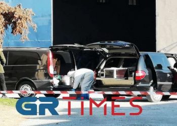 Τραγωδία στη Θεσσαλονίκη: Παραδόθηκε και Ομολόγησε ο 23χρονος γιος – Τι ψάχνει η Αστυνομία; (video)