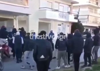 Βίντεο που σοκάρει: 15 νεαροί ξυλοκοπούν δύο άτομα έξω από Λύκειο στη Θεσσαλονίκη