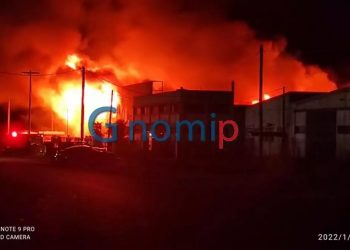 Εργοστάσιο με φέρετρα πήρε φωτιά στην Πάτρα – Μπλακ άουτ στην περιοχή (φωτο, video)