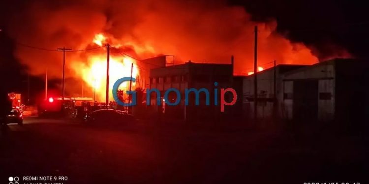 Alldaynews.gr Εργοστάσιο με φέρετρα πήρε φωτιά στην Πάτρα – Μπλακ άουτ στην περιοχή (φωτο, video)