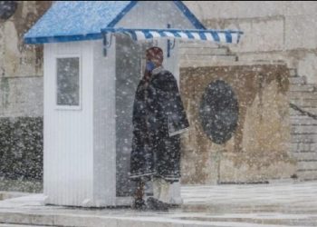 «Γεια σου μάγκα τσολιά μου»: Οι Εύζωνες δεν λυγίζουν από την κακοκαιρία[Φωτογραφίες]