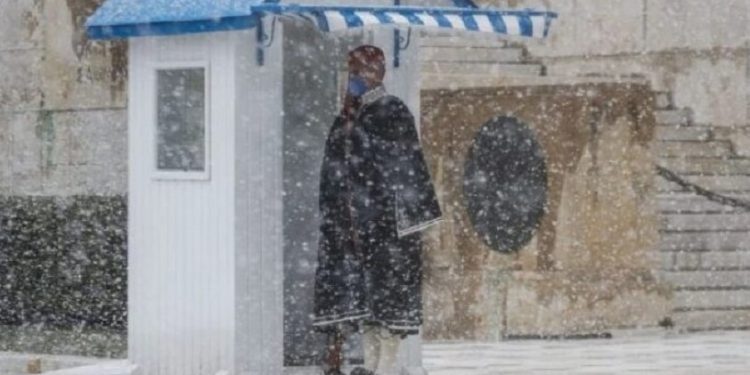 «Γεια σου μάγκα τσολιά μου»: Οι Εύζωνες δεν λυγίζουν από την κακοκαιρία[Φωτογραφίες]