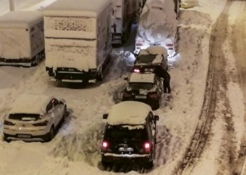 Ο εγκλωβισμένος οδηγός στην Αττική Οδό που άνοιξε το φορτηγό «Στεργίου» και μοίρασε στον κόσμο να φάει!