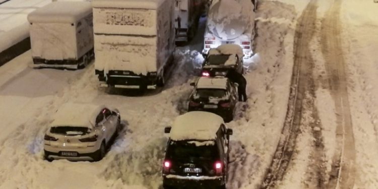 Alldaynews.gr Ο εγκλωβισμένος οδηγός στην Αττική Οδό που άνοιξε το φορτηγό «Στεργίου» και μοίρασε στον κόσμο να φάει!