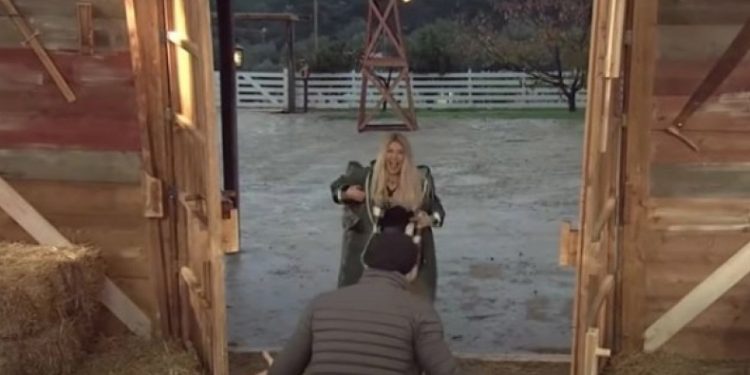 Alldaynews.gr Φάρμα: Επέστρεψε η Αγγελική Ηλιάδη, ουρλιαχτά και κλάματα στην υποδοχή (video)