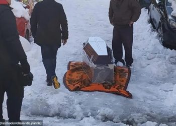 ” Ένιωσα ντροπή και ταπείνωση”-Μαρτυρία του φωτογράφου που τράβηξε την εικόνα με το φέρετρο στα χιόνια