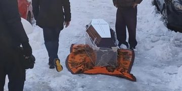 ” Ένιωσα ντροπή και ταπείνωση”-Μαρτυρία του φωτογράφου που τράβηξε την εικόνα με το φέρετρο στα χιόνια