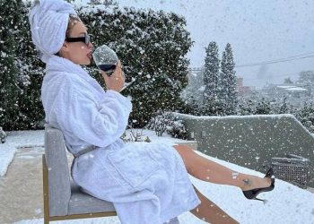 Φουρέιρα: Με μπουρνούζι και 10ποντα πίνει κρασάκι στο χιόνι![video]