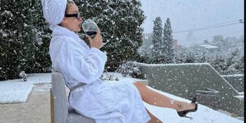 Φουρέιρα: Με μπουρνούζι και 10ποντα πίνει κρασάκι στο χιόνι![video]