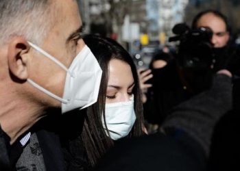 Εύβοια – Πραγματική απόλαυση: Τα πάντα χιονισμένα κι αυτός κάνει μπάνιο