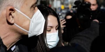 Alldaynews.gr Εύβοια – Πραγματική απόλαυση: Τα πάντα χιονισμένα κι αυτός κάνει μπάνιο