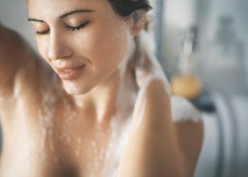 Έγινε viral γιατρός που συμβουλεύει γυναίκες να μην κάνουν αυτό στο ντους!