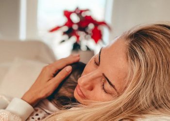 Δύσκολες ώρες για την Μαρία Ηλιάκη: Κόλλησε κορονοϊό και η κορούλα της